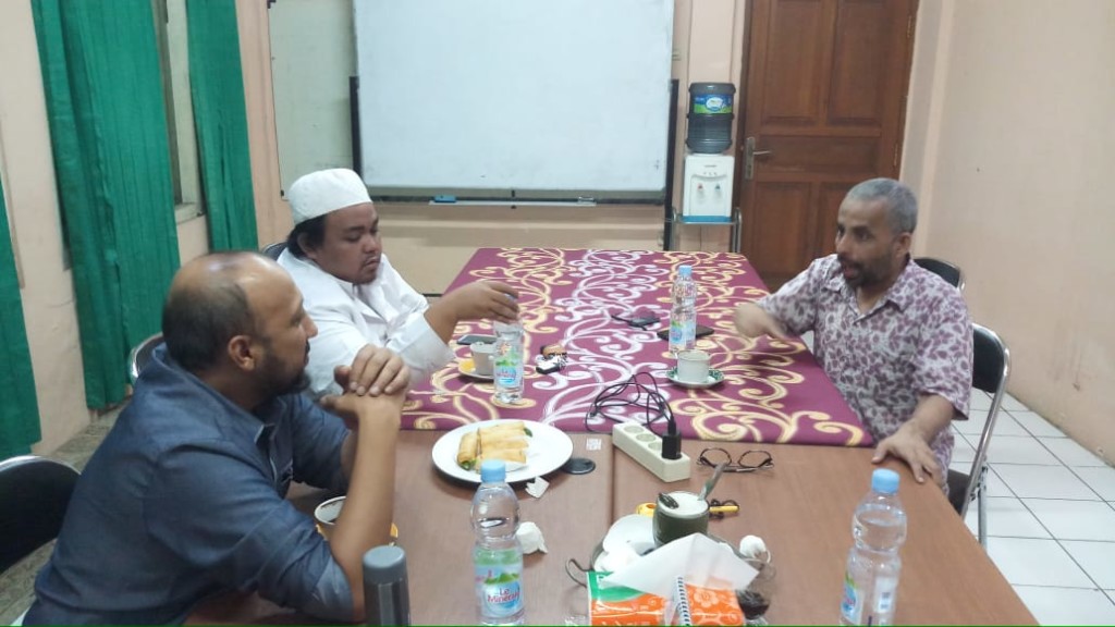 Ketua Pusdok Al-Irsyad Bogor ABDULLAH BATARFI (kanan) berbincang dengan sekretaris MAHYA  Abdul Hafidz Al-Attas dan Kepala Perpusatakaan Kanzul Hikmah, ABDUL KARIM